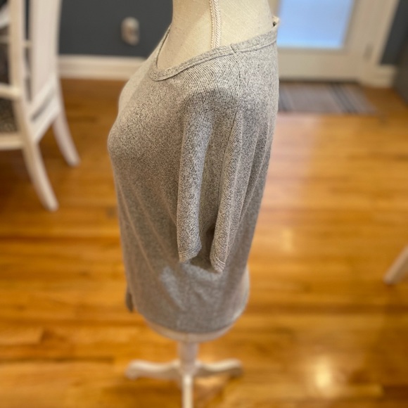 💜 5 for $25 or 3 for $18 Caution to the Wind gray short sleeve knitted t… - Picture 2 of 7
